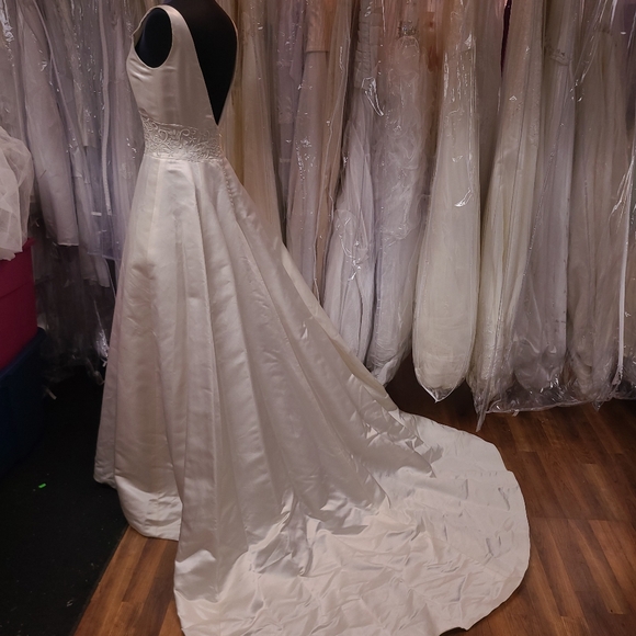 100% Silk Ivory Embroidered Gown - Picture 5 of 8